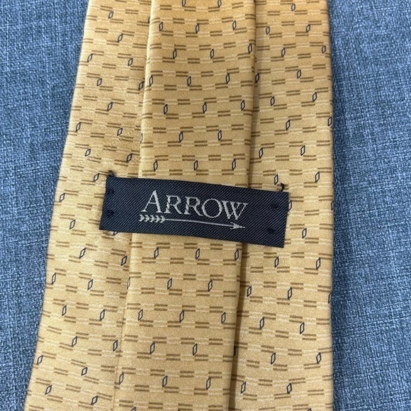 Arrow Tie - 3.75 in Wide Yellow Silk Necktie - Men's Classic - Picture 6 of 6